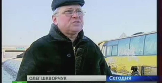 Автобус перевернулся, задев сугроб