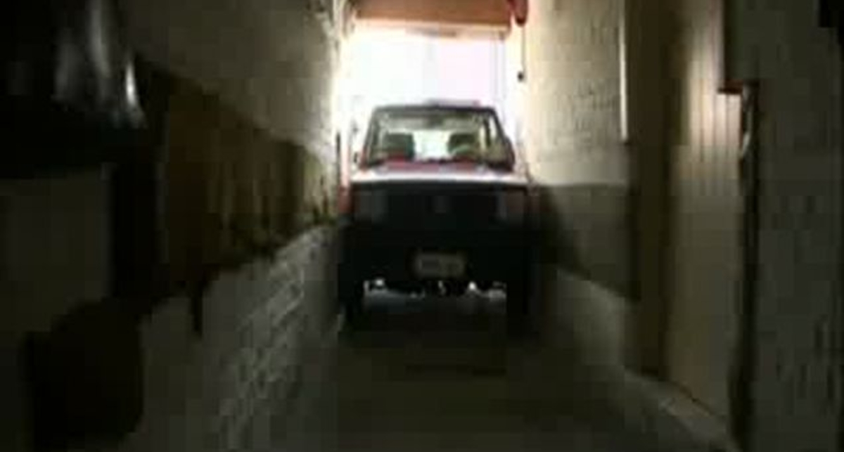 Самый узкий и продуманный гараж в мире