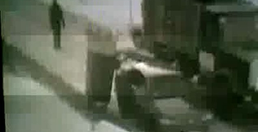 Мусоровоз зацепил тачку