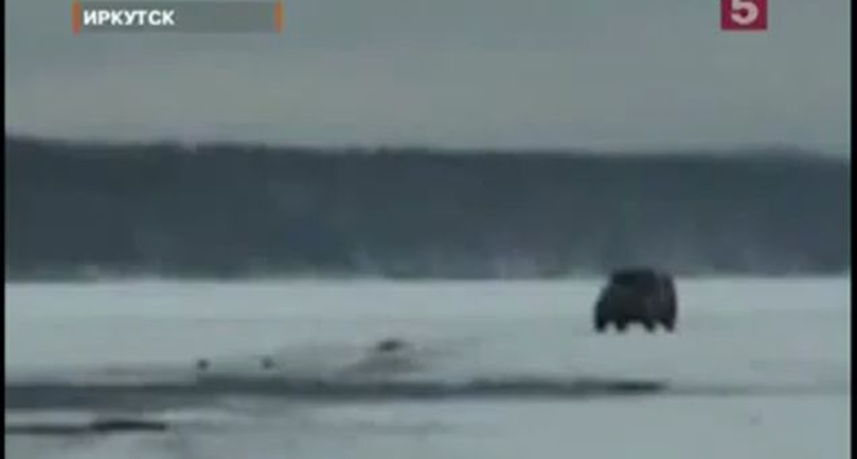 АВТОМОБИЛЬ УХОДИТ ПОД ЛЕД