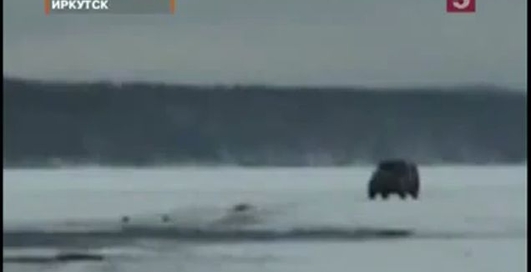 АВТОМОБИЛЬ УХОДИТ ПОД ЛЕД