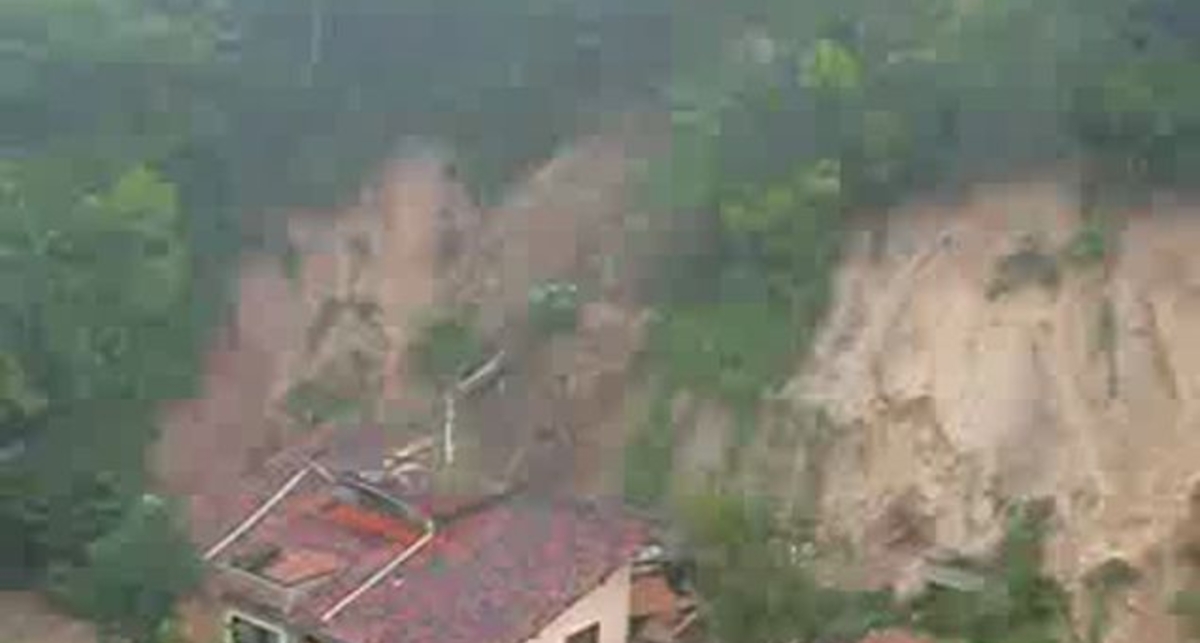 Оползень сносит дом сильным потоком грязи