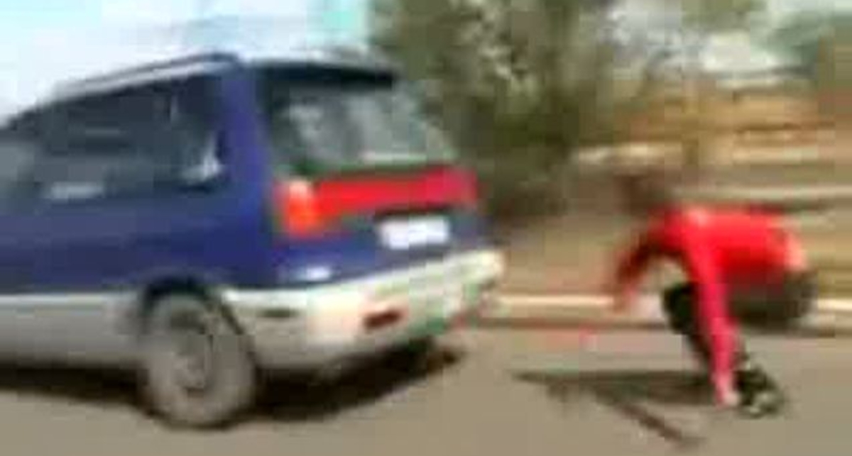 На радостях выпрыгнул с автомобиля