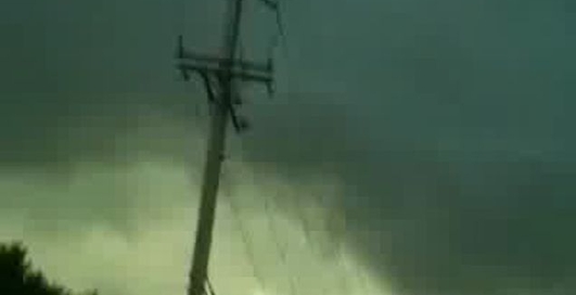 Близкий удар молнии в надвигающемся торнадо