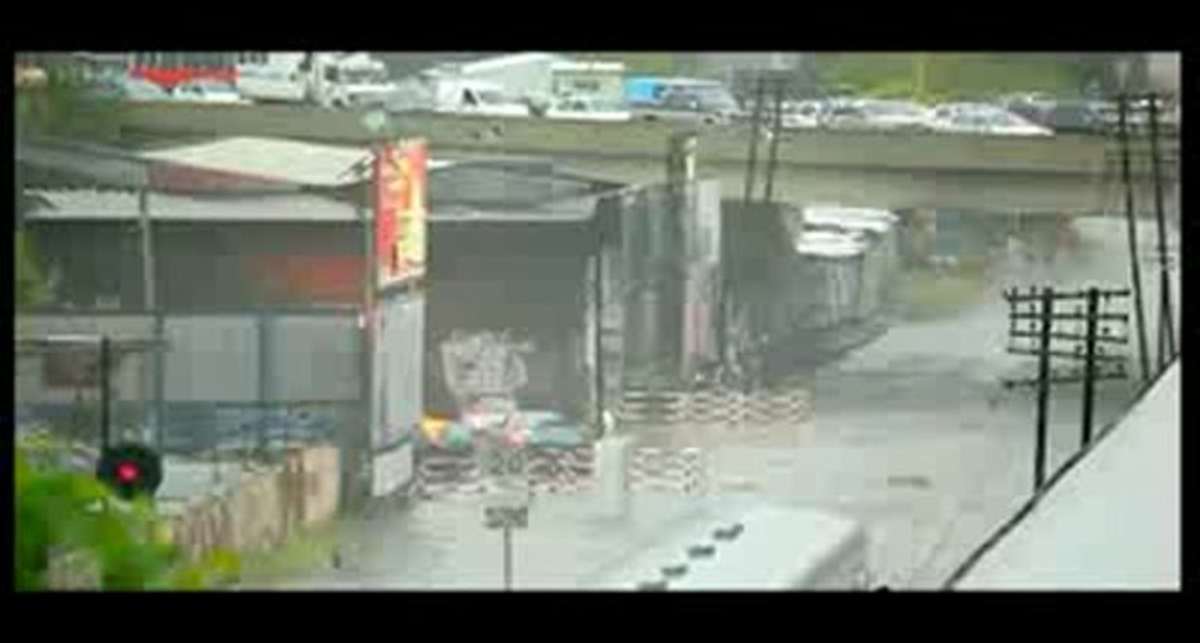 Поезд окатил водой рядом стоящих