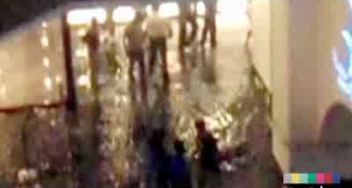 Самый большой в мире аквариум с акулами лопнул