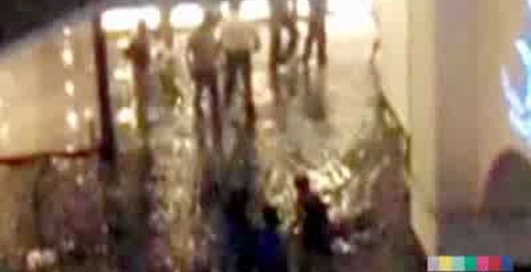 Самый большой в мире аквариум с акулами лопнул