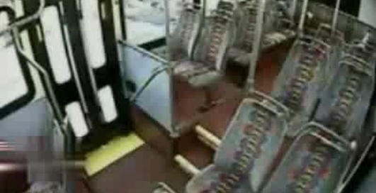 Вышел с автобуса - попал под машину