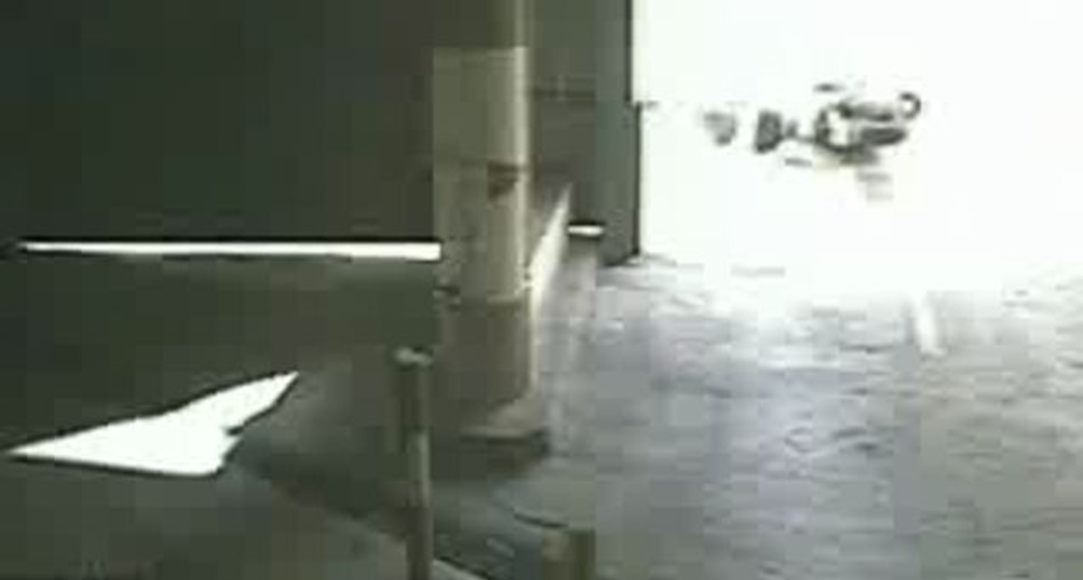 Мотоциклист не увидел ворот )))