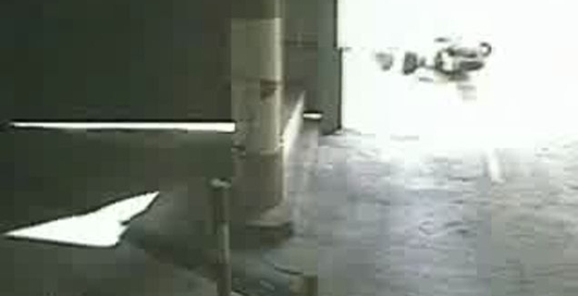 Мотоциклист не увидел ворот )))