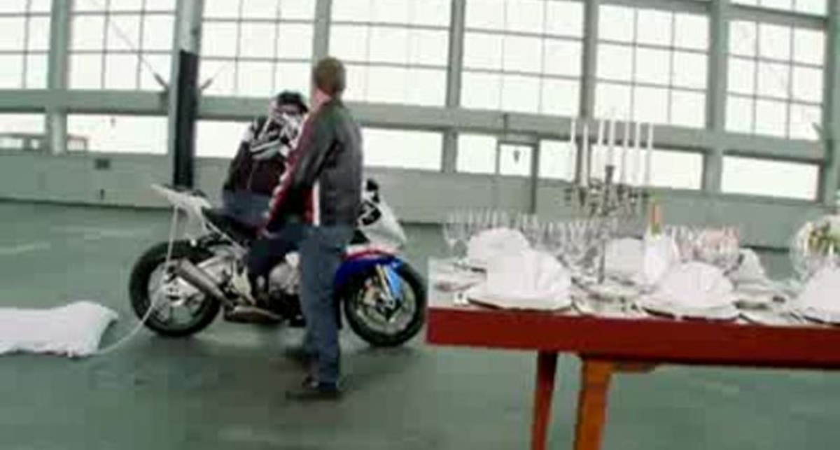 BMW S1000 RR срывает скатерть