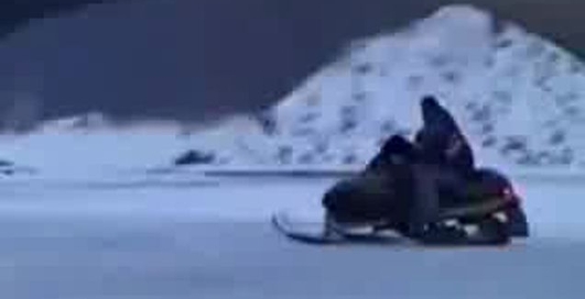 Утопил снегоход в ледяной воде