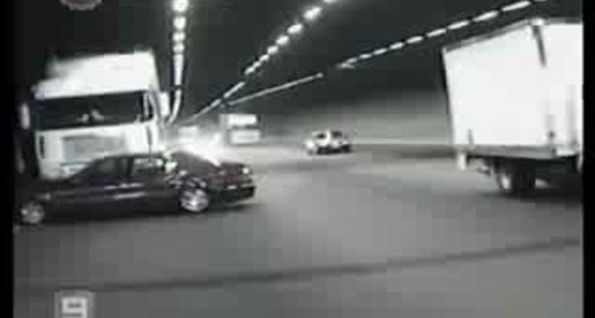 Грузовик против мерседеса