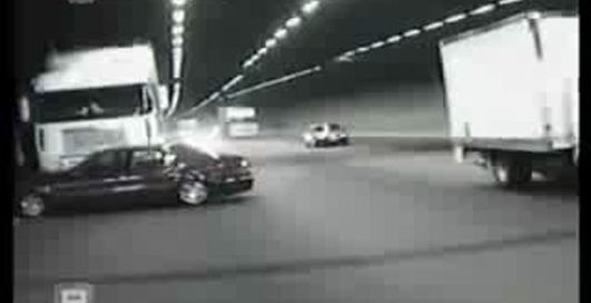 Грузовик против мерседеса