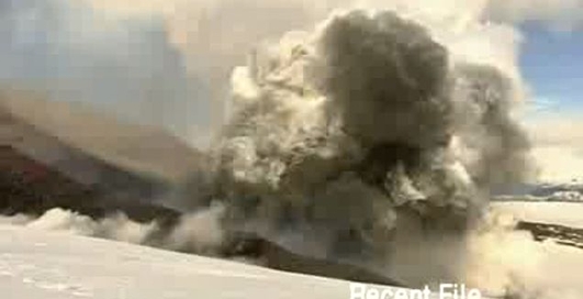 Извержение вулкана в Исландии: сотни людей покинули дома