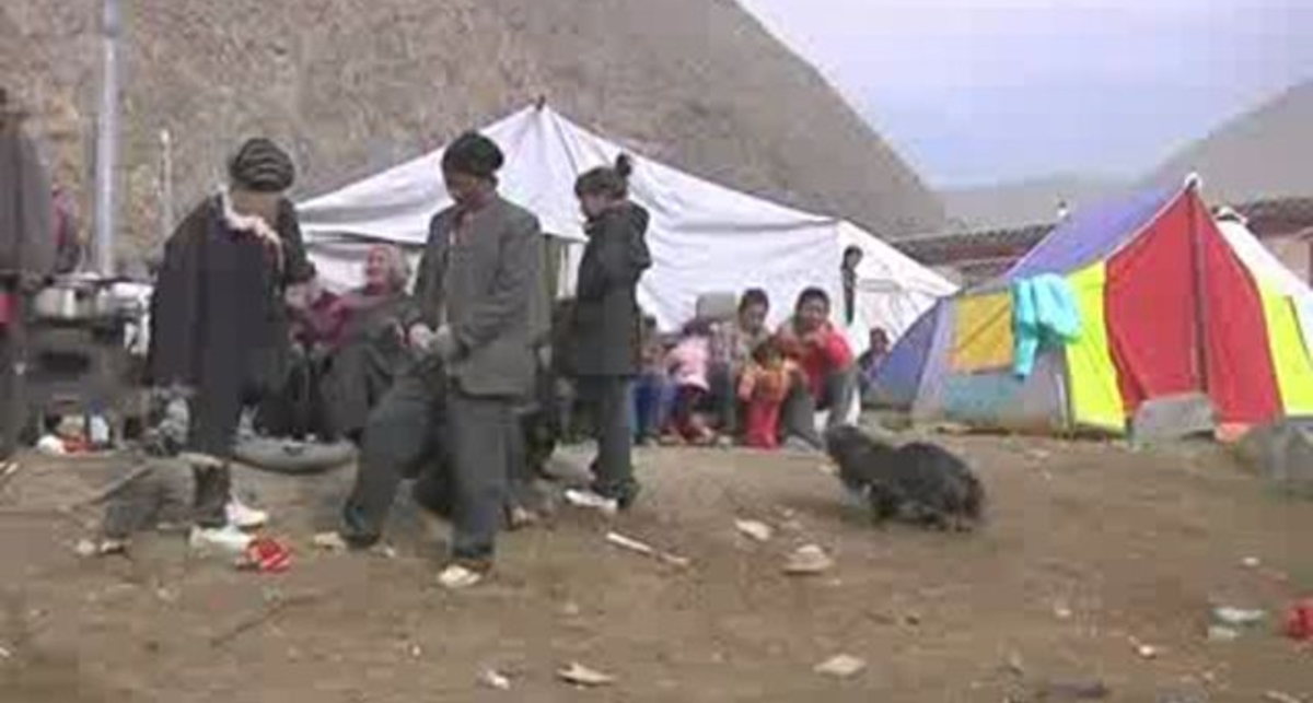 Буддистские монахи молятся за жертв землетрясения