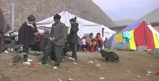 Буддистские монахи молятся за жертв землетрясения