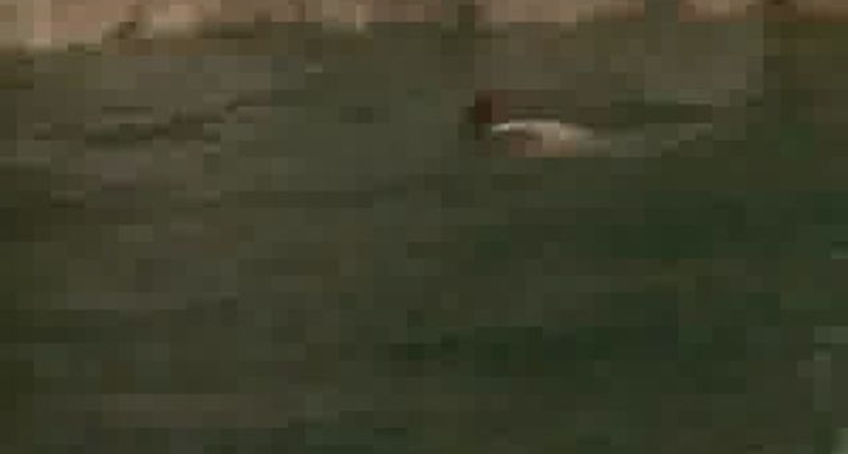 Пьяная девушка прыгает со скалы