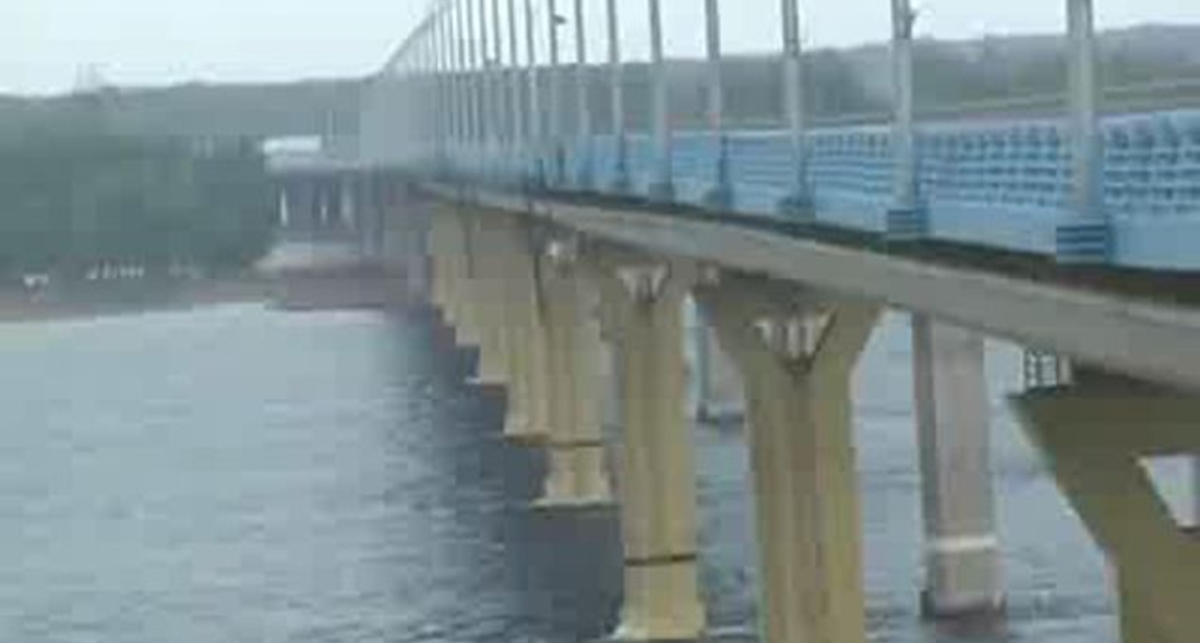 Катастрофа: мост через Волгу шатается от сильного ветра