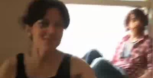 Парень выпал из окна жесть!