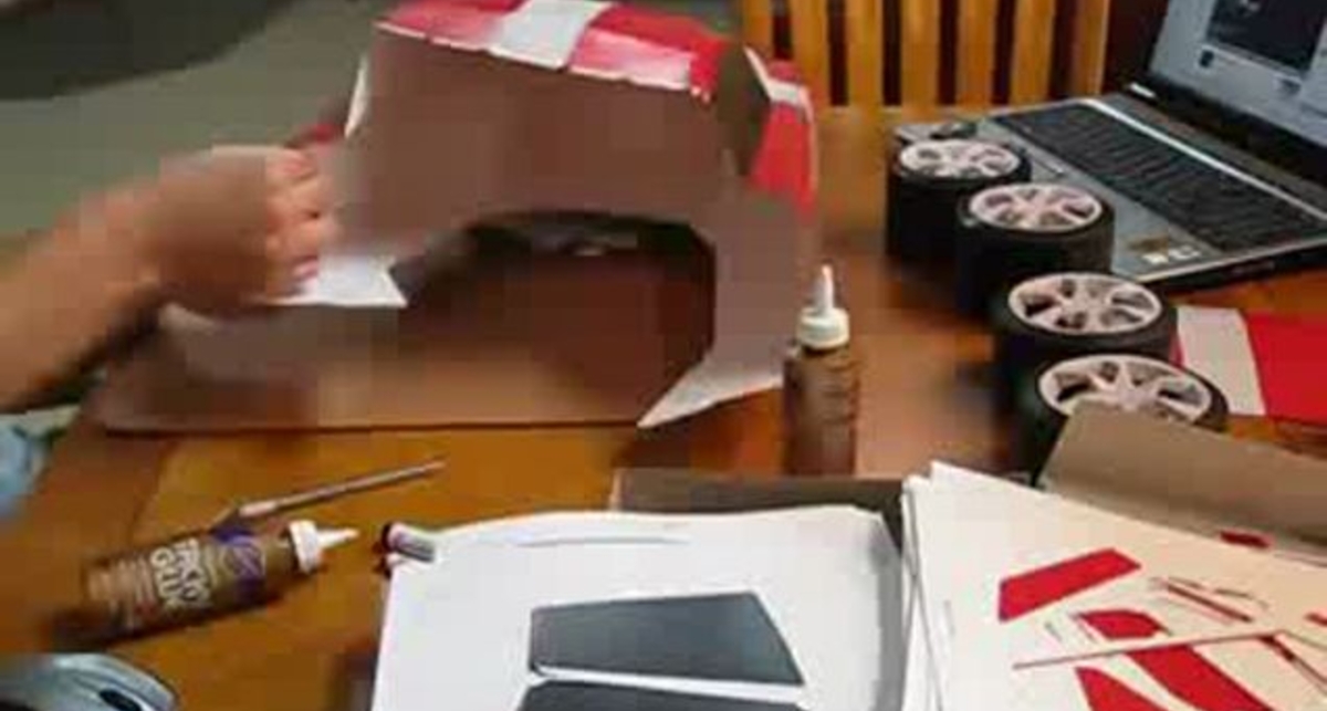 Модель машины из бумаги