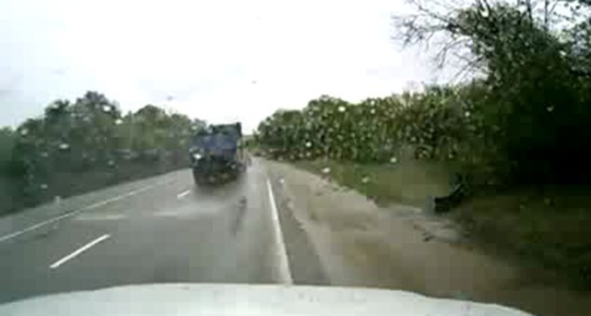 Авария на мокрой дороге