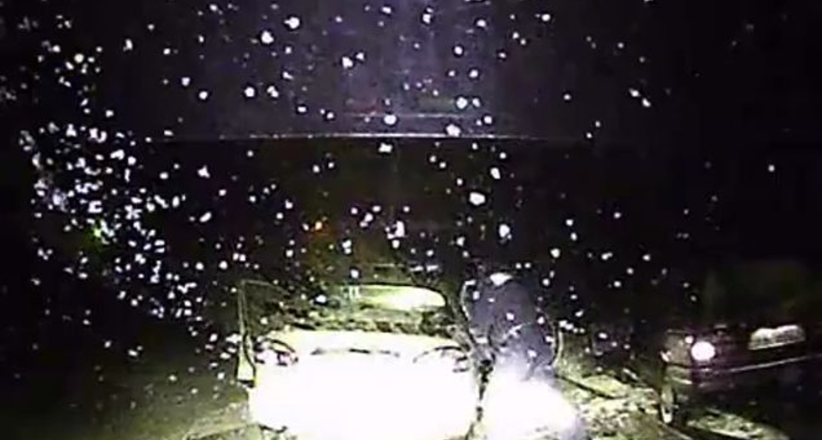 Гаишники избивают водителя