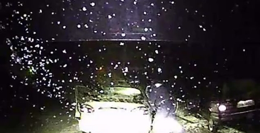 Гаишники избивают водителя