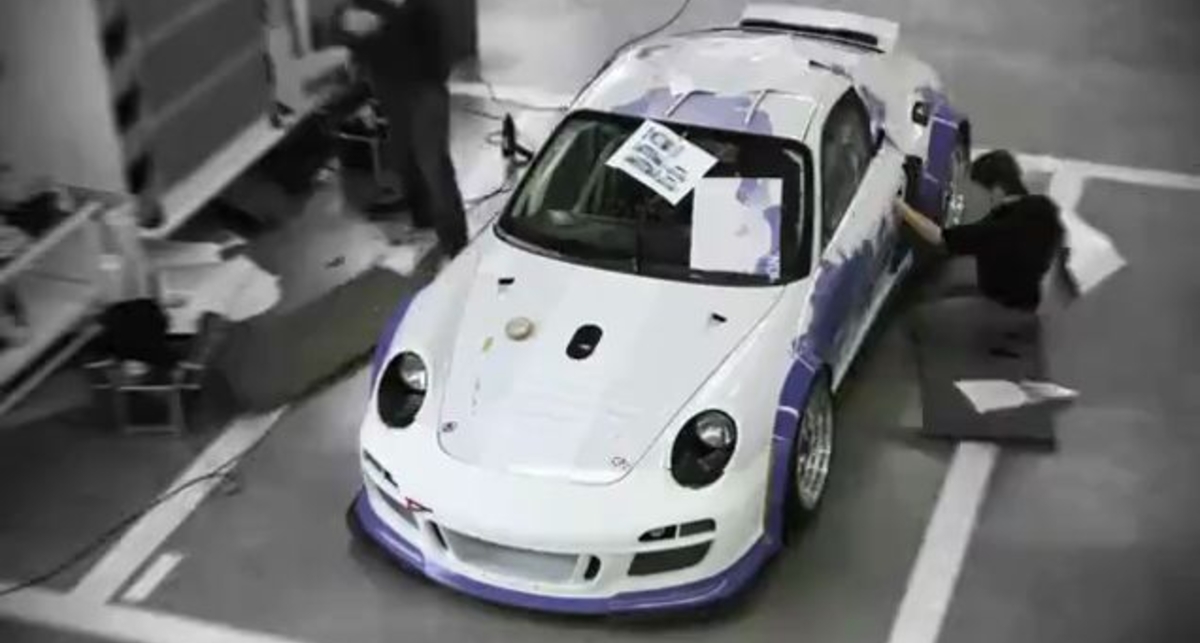 Porsche 911 расписали пользователи Facebook