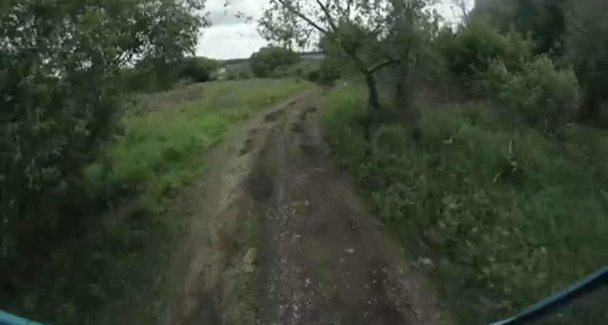 Прыжок мотоциклиста через летящий КАМАЗ