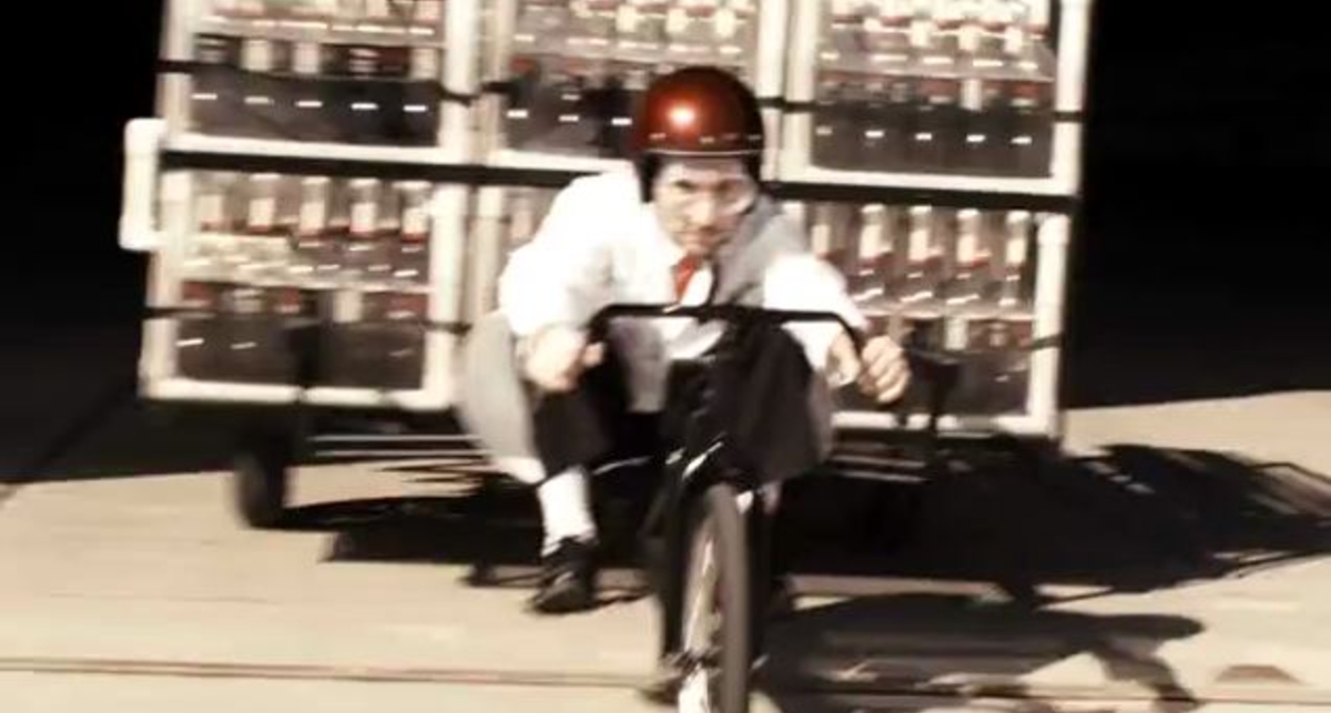 Автомобиль едет на «Кока-коле» и «Ментосе»