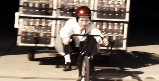 Автомобиль едет на «Кока-коле» и «Ментосе»