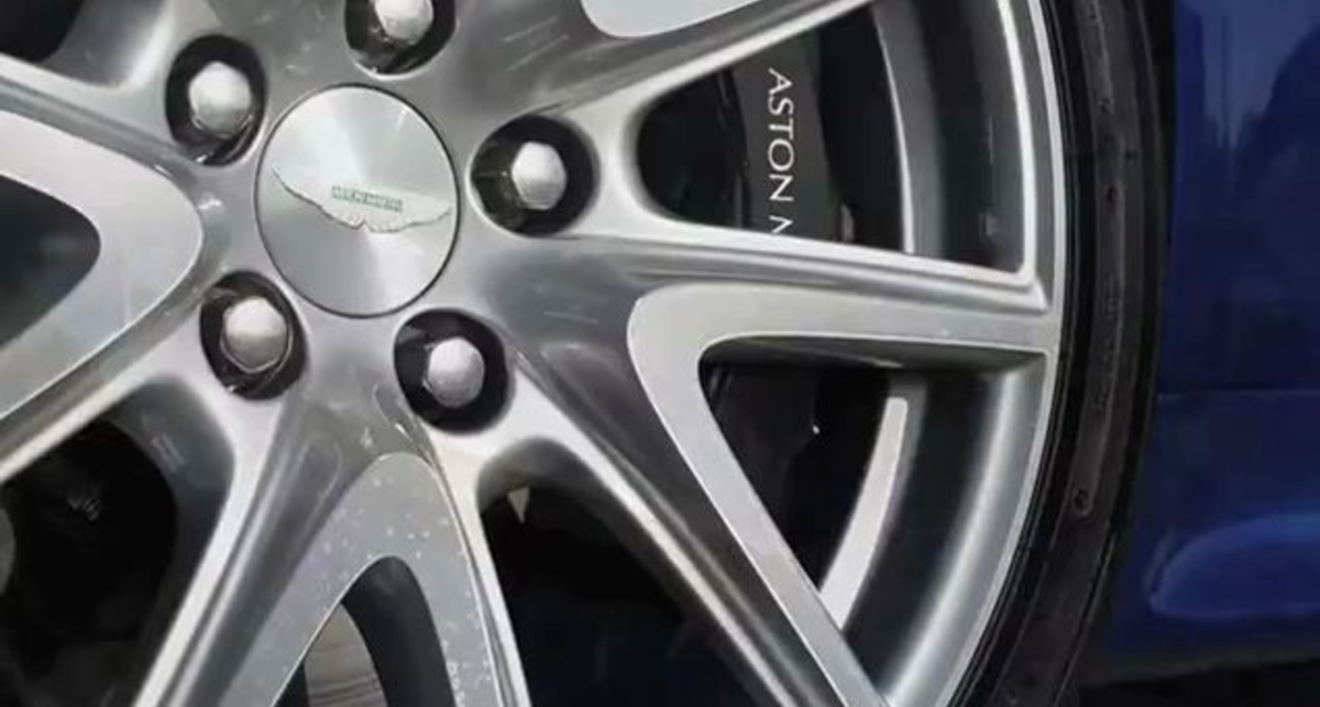 Aston Martin Vantage S на треке