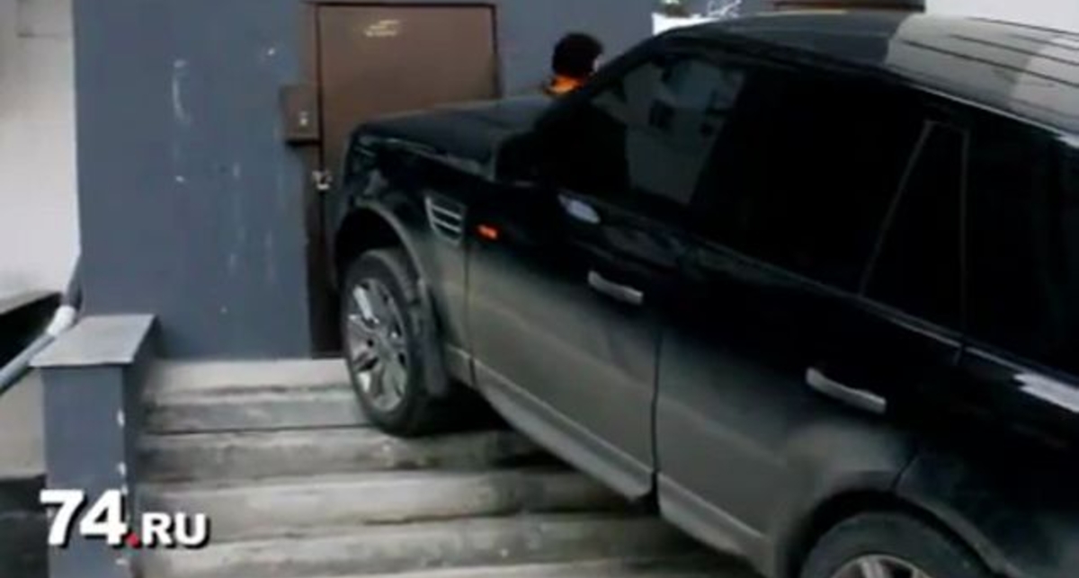 Мажор заблокировал вход в парадную...