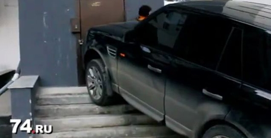 Мажор заблокировал вход в парадную...