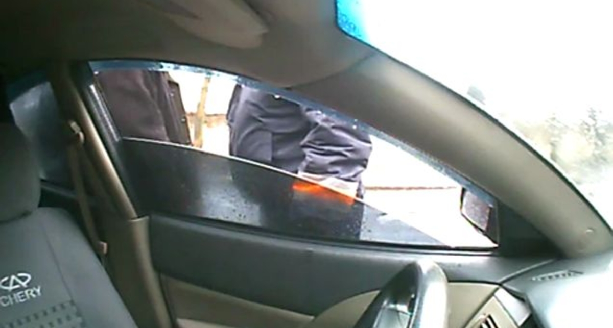 На Донетчине гаишник с матом вышвырнул водителя из машины