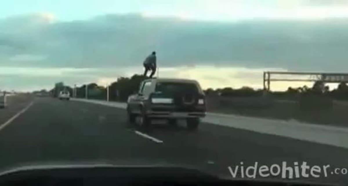 Водитель спутал крышу машины с доской для серфинга