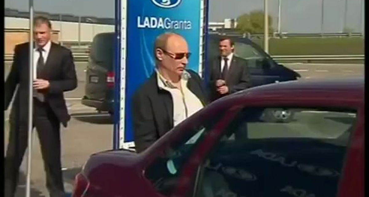 Путин не без проблем открыл багажник Lada Granta