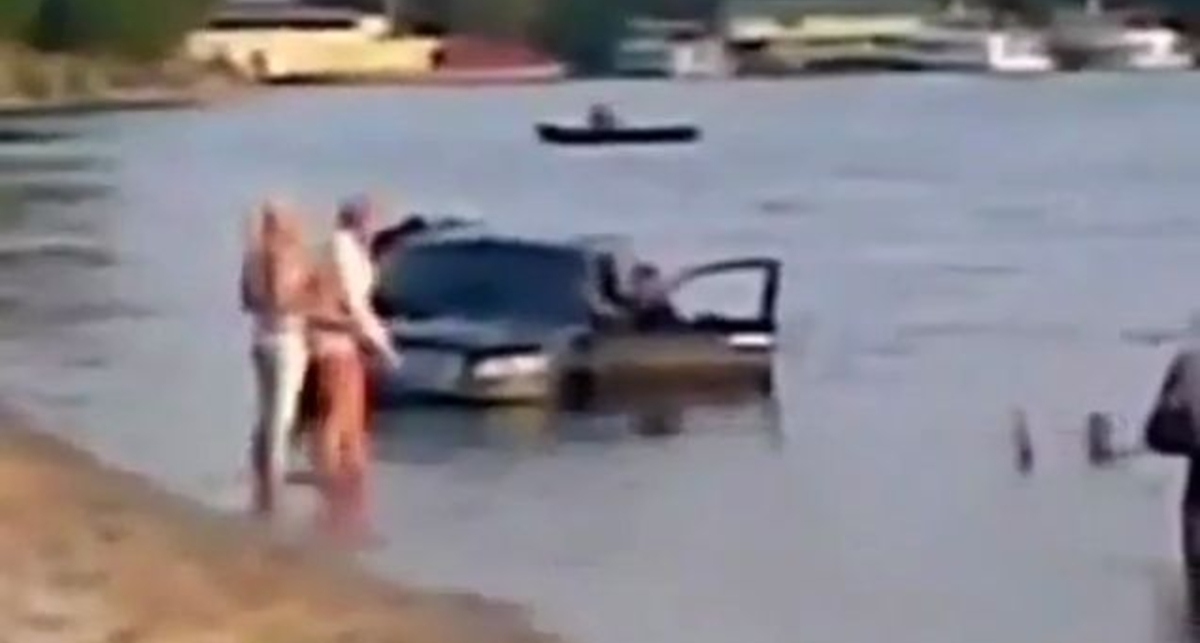 Суровые русские драйверы учат Infiniti плавать