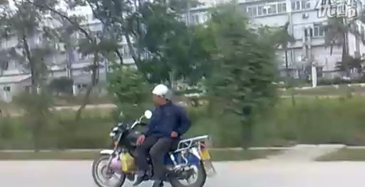 Суровый китайский мотоциклист