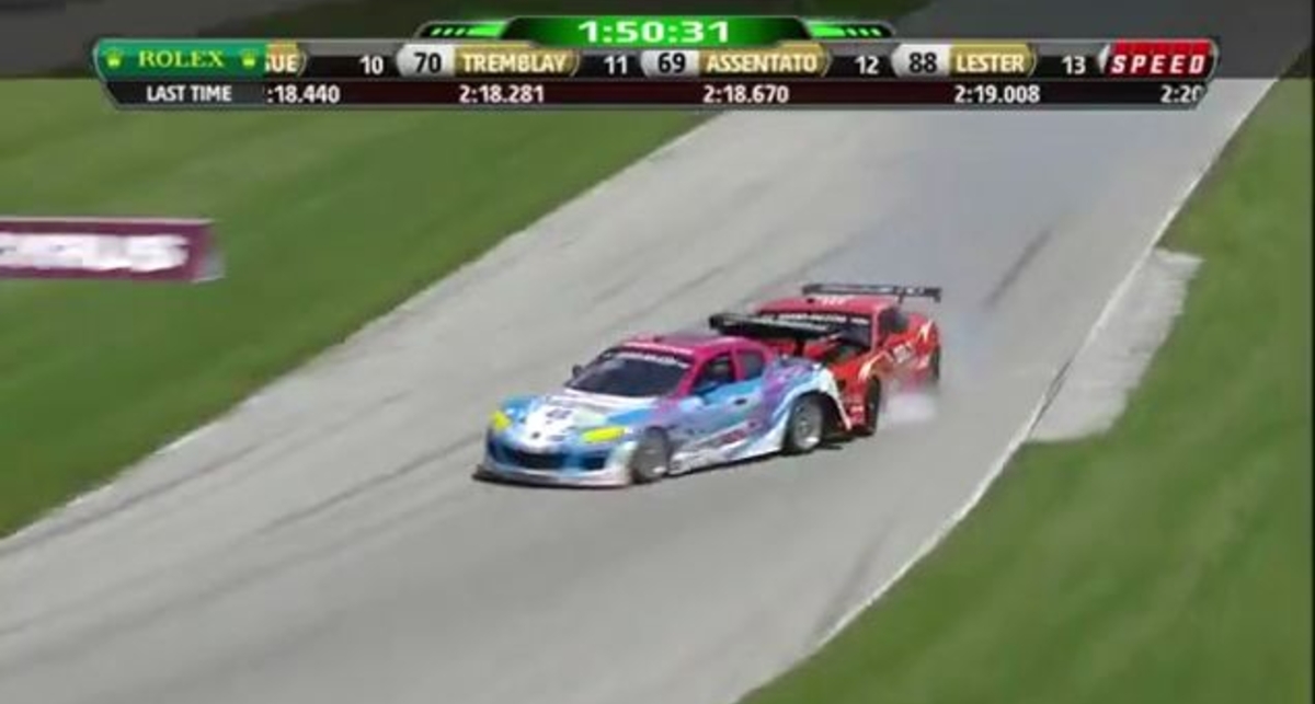 Гоночный авто улетел за пределы трека