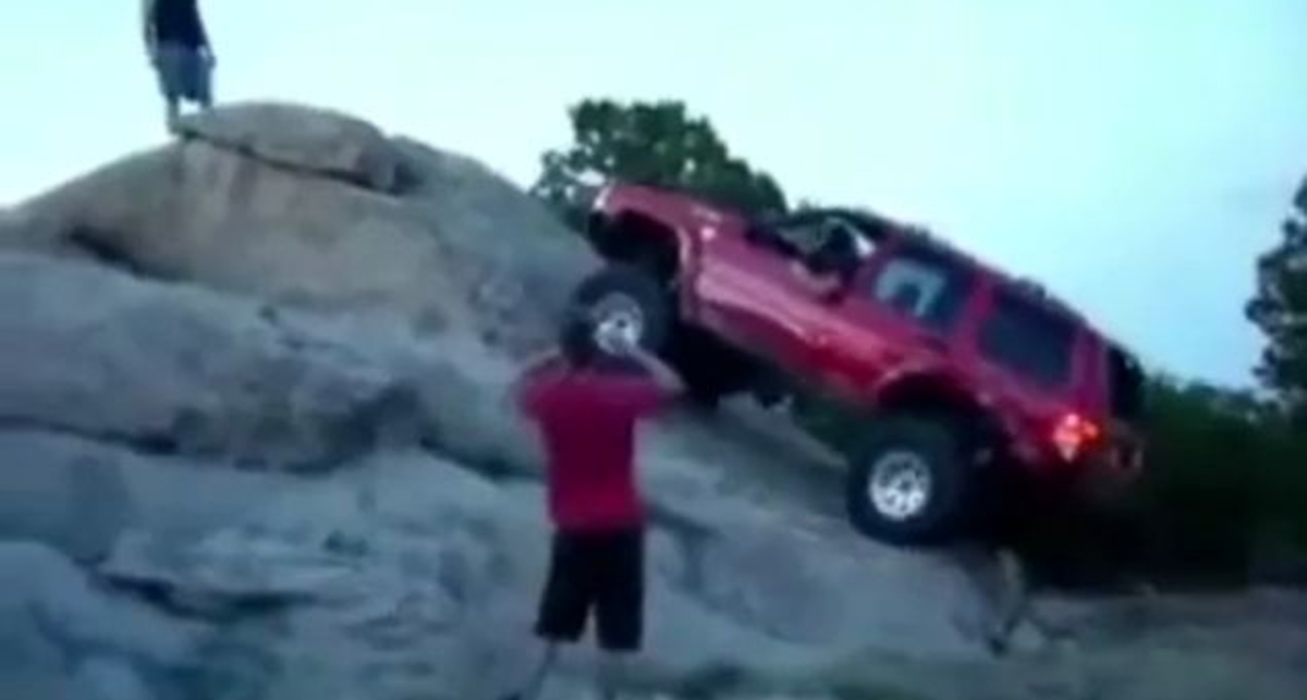 Сальто назад на внедорожнике