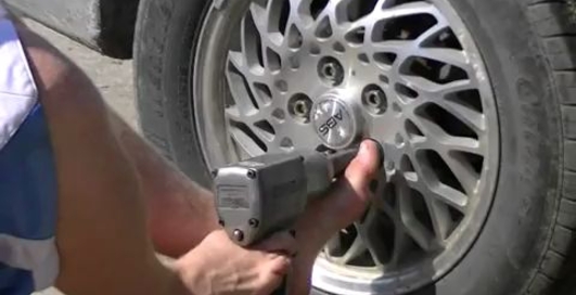 Безрукий американец ремонтирует машину