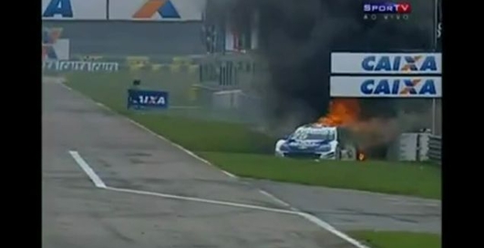 Бразильский гонщик "катапультировался" из горящей машины