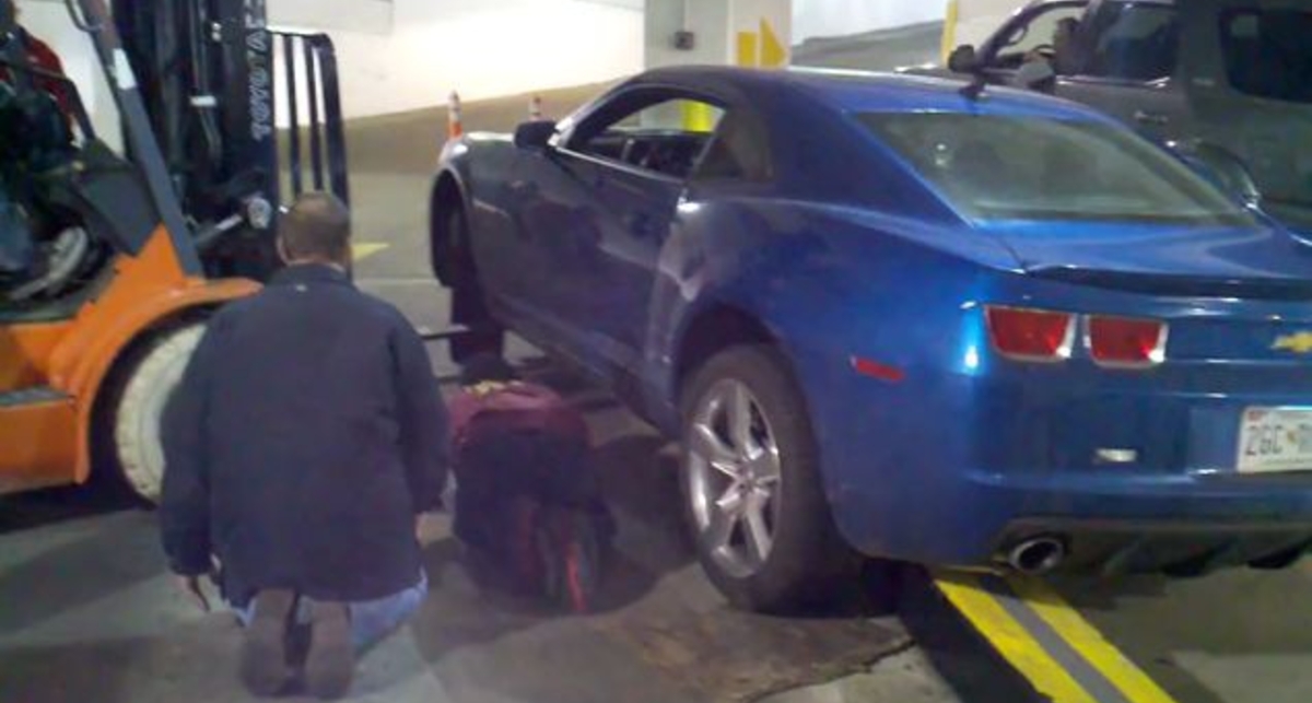 Припарковал на бардюре