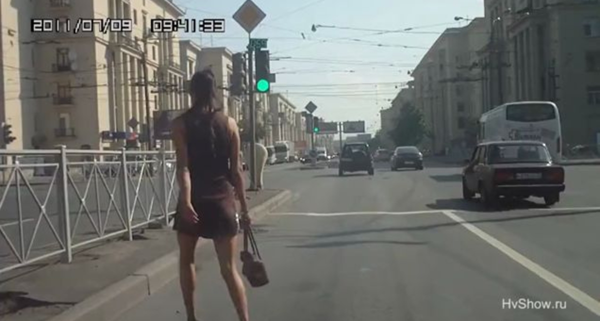 Как девушки переходят дорогу