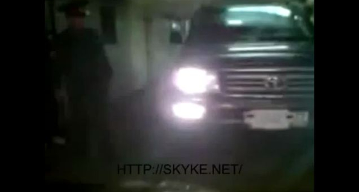 По подземному переходу....