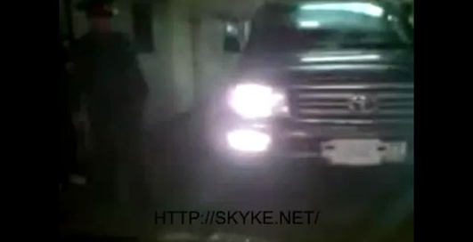 По подземному переходу....