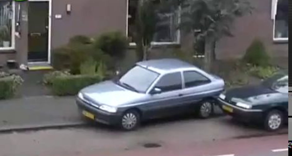 Блондиночка паркуется