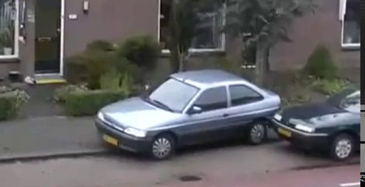 Блондиночка паркуется